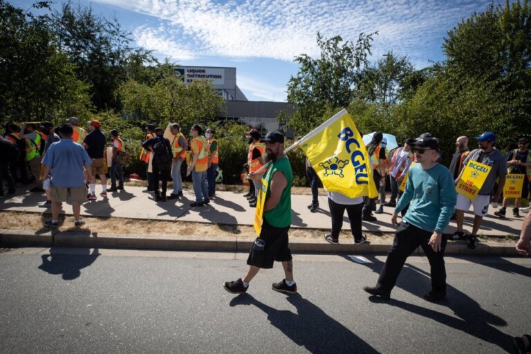 Talks seek ways to restart negotiations with B.C. government workers: minister